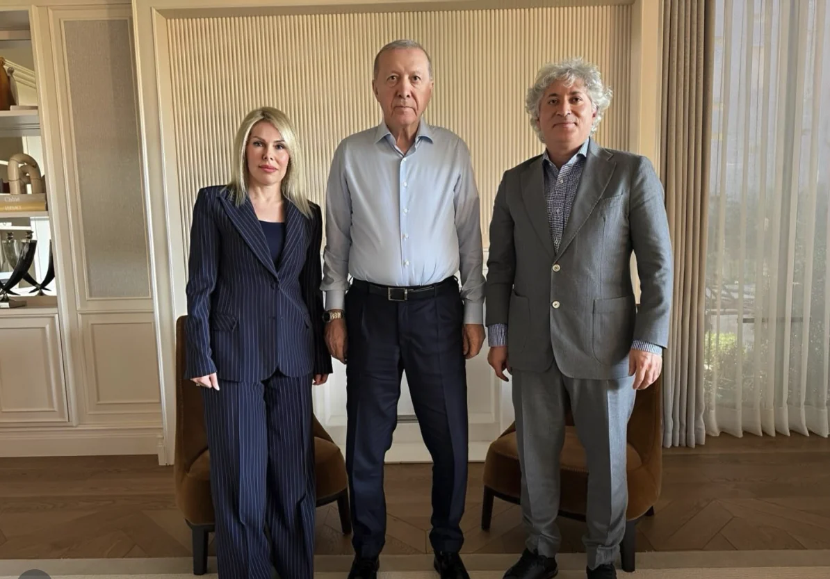 At the Antalya Diplomacy Forum, President Recep Tayyip Erdoğan received Akdeniz University Rector Prof. Dr. Özlenen Özkan (left) and Prof. Dr. Ömer Özkan (right), who briefed him on the CAR-T centre. Source: @drozlenenozkan / Akdeniz University.